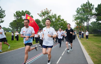 同心筑夢(mèng) 共慶華誕丨中節(jié)能國(guó)禎第四屆“歡樂(lè)迎國(guó)慶 環(huán)湖健步走”活力開啟